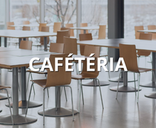 Tables et chaises d'une cafétaria