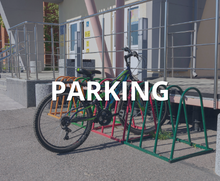 parc à vélo devant une école