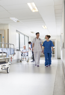 personnel soignant dans le couloir d'un hôpital